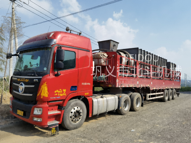 木材炭化設備裝車完畢發(fā)往四川客戶處
