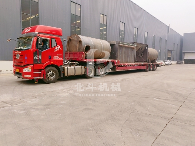 干餾臥式炭化設備啟程發(fā)往洛陽,盡顯北斗機械制造風采